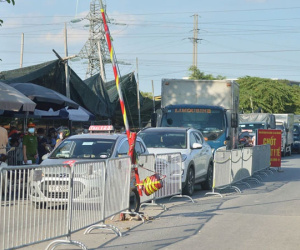 Hà Nội: Đông Anh lập chốt kiểm soát khu vực giáp ranh Bắc Ninh, ô tô quay đầu, hàng dài xe cơ giới chờ khai báo y tế