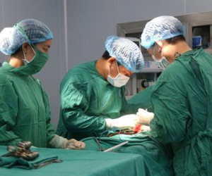 Người đàn ông ngã gãy 'của quý' trong lúc cho dê ăn cỏ