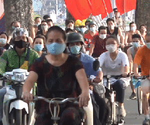 Video Hồ Gươm 5h sáng: Người đạp xe tập thể dục đông như một giải đua