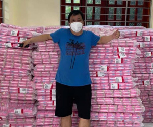 Người đàn ông tiếp tế 10.000 gói băng vệ sinh cho chị em trong khu cách ly ở Bắc Giang: 'Tôi thấy họ còn mừng hơn cả khi nhận đồ ăn'