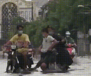 Video TP. HCM: Nhiều con đường ngập thành dòng sông, xe chết máy, nước tràn vào cả nhà dân