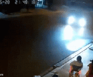 Video: Đâm trúng ô tô, 2 thanh niên chạy xe máy bị hất văng xa hàng chục mét khiến người dân hét thất thanh