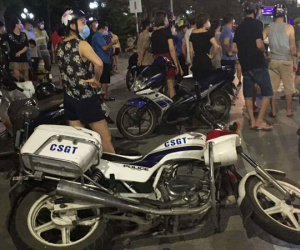 Tạt đầu xe CSGT, thanh niên khiến công an gãy vỡ xương đầu gối