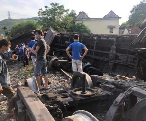 Sáu toa tàu bị đứt trôi ngược trên đường ray ở Quảng Ninh, 1 bé trai thương nặng