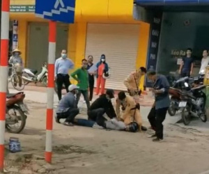Khởi tố nam thanh niên dùng gạch tấn công cảnh sát