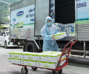 Vinamilk hỗ trợ 48.000 sản phẩm cho tổ công tác lấy mẫu, xét nghiệm của TP.HCM trong đợt dịch cao điểm