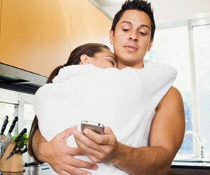 Nửa đêm, tôi xuống bếp lấy nước thì đứng tim khi thấy một bóng trắng ngồi thu lu cạnh chiếc tủ lạnh đang hé mở