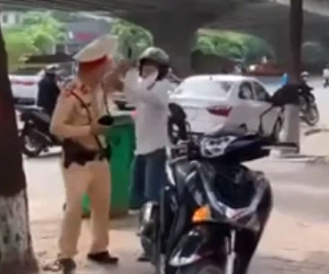 Đi xe máy vượt đèn đỏ, người đàn ông còn hung hãn cầm gạch tấn công CSGT