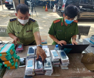 Bất ngờ 30 bao tải chứa 7.500 điện thoại di động trị giá tiền tỷ