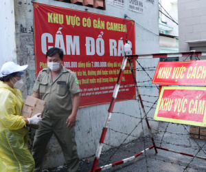 Dầm mưa, đội nắng tiếp tế người dân khu phong tỏa ở tâm dịch Gò Vấp