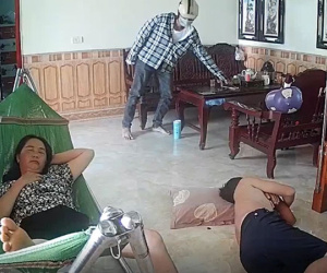 Ngủ say để cửa mở toang, đôi vợ chồng không hề hay biết điều tồi tệ xảy ra ngay sau lưng mình