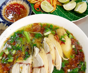 Ở Sài Gòn có 1 cô bán hủ tiếu sợ "con cô vít" nên treo biển nghỉ khoẻ, nguyên 1 xóm "lao đao" viết banner đòi bán lại!