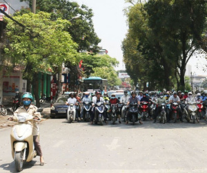 Dừng xe dưới bóng cây chờ đèn đỏ: Dễ dính phạt 'mùa COVID'