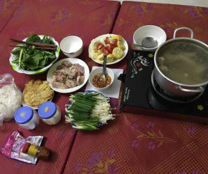 Cô gái rủ bạn bè qua ăn lẩu nhưng đến nơi ai cũng bỏ về khi thấy một thứ giữa nhà, dân mạng xem xong đều bàng hoàng!