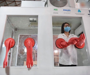 Ảnh: Sau hơn 100 giờ 'thai nghén', buồng lấy mẫu xét nghiệm kín, gắn điều hoà đã được chuyển tới tâm dịch Bắc Giang
