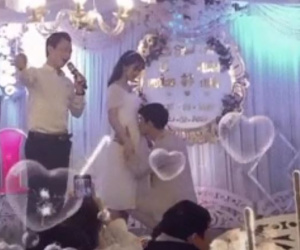 Clip xúc động: Khi được hỏi muốn hôn lên môi, má hay trán, chú rể không ngần ngại quỳ gối hôn lên bụng cô dâu