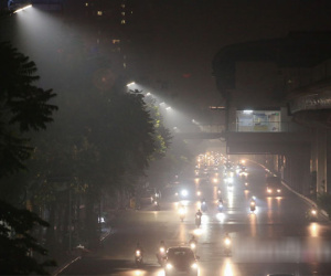 Nửa đêm, bầu trời Hà Nội 'sương khói mờ nhân ảnh', chỉ số AQI cao nhất thế giới