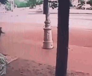 Video: Ô tô 'điên' lao lên vỉa hè, tông 2 người đi bộ văng cả chục mét