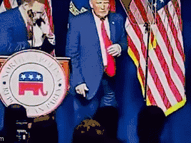 Ông Trump bị nghi mặc quần ngược