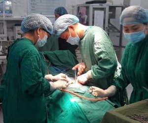 Hút ra gần 2 lít máu trong ổ bụng cứu sống sản phụ chửa ngoài tử cung