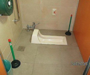 Đồ hút bồn cầu ẩn chứa bí mật kinh tởm trong phòng vệ sinh, hơn 700 cô gái trở thành nạn nhân của kẻ biến thái sốc 'như bị cưỡng hiếp'