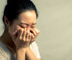 Dọn dẹp phòng ngủ của mẹ chồng, tôi bật khóc tức tưởi khi thấy vật bà giấu kín dưới gầm giường
