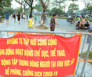 Hà Nội: Người lớn, trẻ nhỏ ngó lơ biển cấm, vô tư chui qua hàng rào công viên tập thể dục, chơi thể thao