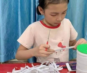 Bé gái 9 tuổi thức gần 'trắng đêm' làm 500 chiếc tai giả gửi các bác sĩ tuyến đầu chống dịch ở Bắc Giang