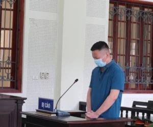 Phóng ôtô đến, cầm dao đâm chết người đàn ông tát nữ nhân viên quán karaoke