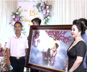 Vợ chồng bà Phương Hằng mở tiệc kỷ niệm 15 năm cưới: Nữ đại gia lên đồ sexy, hột xoàn đầy người, trang trí nhà hoành tráng như hôn lễ