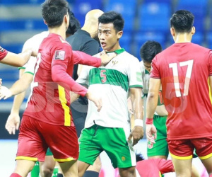 Duy Mạnh bóp cổ cầu thủ Indonesia sau pha phạm lỗi nguy hiểm với Tuấn Anh