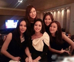 Nóng: Choi Ji Woo và 4 minh tinh bị 'khui' ảnh đi karaoke, Han Ye Seul và vợ Jang Dong Gun cùng tranh Phó chủ tịch tập đoàn
