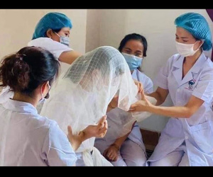 Đau lòng cảnh 'nữ chiến sĩ áo trắng' đội khăn tang trong khu cách ly: Không ngờ đó là lần cuối gặp cha