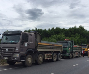 Ba tài xế xe tải cố thủ trong xe, 'thi gan' suốt 3 giờ với CSGT