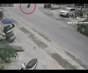 Video: Đổ cua ở ngã ba, 2 người đi xe máy bị container tông trực diện, hất văng lên lề đường