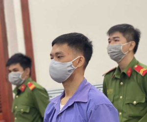Đâm chết cha nuôi khi thấy vào nhà nghỉ với vợ mình