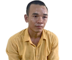 Tiện tay lấy cờ Tổ quốc lau chùi xe, nam thanh niên bị khởi tố