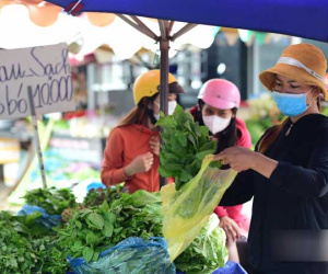 Cuộc sống trong khu cách ly Gò Vấp, cô bán hàng đeo 2 khẩu trang