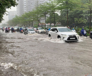 Mưa lớn, người Hà Nội đi làm tránh từng điểm ngập