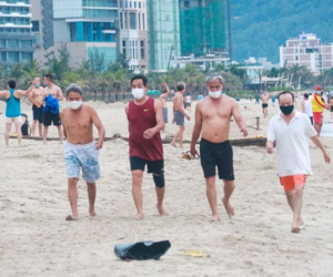 Người dân Đà Nẵng khai báo y tế, đeo khẩu trang tắm biển theo khung giờ