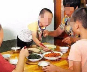 3 thói quen trên bàn ăn nói lên đứa trẻ sẽ khó thành công, hành vi cuối cùng nghiêm trọng nhất, bố mẹ cần sớm giúp con điều chỉnh