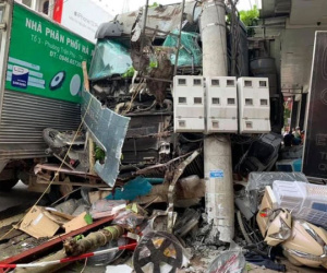Xe đầu kéo 'san bằng' vỉa hè, nghiền nát hàng chục xe máy, hiện trường gây ám ảnh