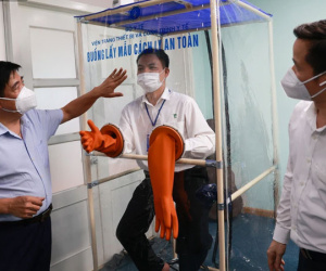 Cận cảnh buồng lấy mẫu xét nghiệm Covid-19 di động: Chi phí chỉ 10 triệu, giúp nhân viên y tế thoát khỏi đồ bảo hộ