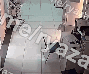 Máy thở đột nhiên bốc cháy trong bệnh viện ở Nga, tạo nên cảnh khiếp đảm nữ y tá mặc đồ bảo hộ hóa 'ngọn đuốc sống' lao ra ngoài