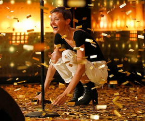 Cô nàng mắc ung thư khiến giám khảo America's Got Talent trào nước mắt, trao ngay nút vàng!