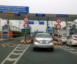 Xe ô tô ra, vào sân bay vẫn phải nộp phí, kể cả dưới 10 phút