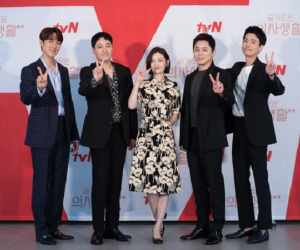 Jo Jung Suk xuất hiện điển trai bên dàn sao Hospital Playlist 2 trong buổi họp báo ra mắt phim