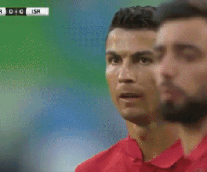Video: Ronaldo biến mình thành trò cười với pha sút phạt thảm họa