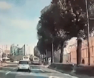 Clip: Tòa nhà 5 tầng bất ngờ đổ sụp vào xe bus làm 9 người tử vong, 8 người bị thương nặng