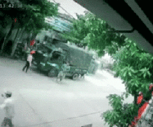 Đâm trúng người đàn ông bên đường, nam thanh niên bị cả khu phố quây đánh